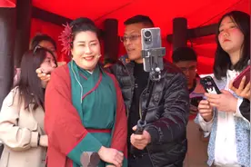 开封“王婆”称曾因焦虑暴瘦20斤，表示“谈恋爱不能太现实”图片