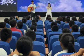 多种乐器演奏，这所小学为毕业生举办音乐会图片