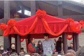 年轻人追捧“王婆”现象需警惕 快餐式爱情隐忧多｜我有一评图片
