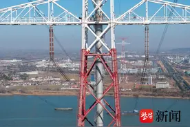 新春走基层丨长江上的输电线路“女医生”图片