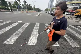 视障导航功能在北京杭州上线，高科技让盲人出行更顺畅图片