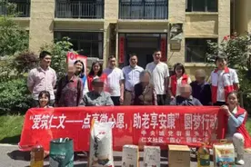 江西吉水：“贴心女儿”守护轮椅老人图片