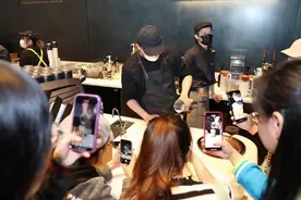 苹果CEO库克、星巴克创始人霍华德访沪背后的“上海创意”图片