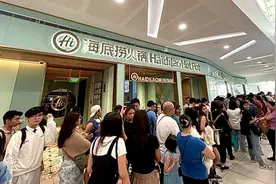 海底捞汪万明：让外国人也唱“对所有的快乐说嗨嗨”｜出海的人②图片