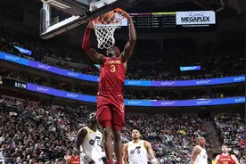 勒维尔26+7阿伦21+12 骑士客场大胜爵士图片