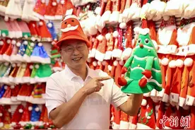 浙江义乌圣诞用品销售旺 商户：每年上新超百款图片