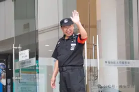华师的这个保安火了！一手好字震惊大学生图片