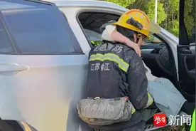 两车相撞，消防员“公主抱”解救被困女司机图片