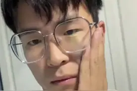 男子输游戏被盖猪肉印章，“质检合格 允许屠宰”，网友：要一周左右才能洗掉图片