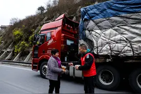 雨雪封路 宣汉县组建应急队暖心保障滞留人员图片