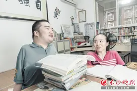 完成大学学业、还积极回馈社会 姐弟患同种疾病却自强自立图片