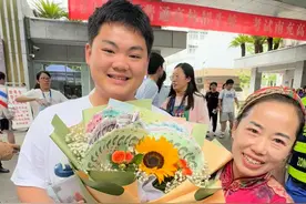 南充：妈妈穿红旗袍捧“985”现金花束给高考儿子加油｜2025四川高考图片