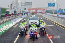 湖北·宜城汉江半程马拉松赛道上，“藏蓝”身影无处不在图片
