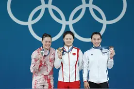 巴黎奥运会丨举重——女子59公斤级颁奖仪式图片