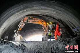 巢马城际铁路全线隧道贯通图片