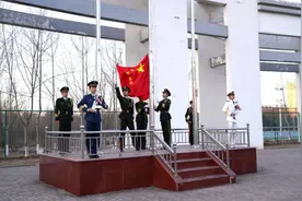【开学第一课】辽宁工程技术大学举行“弘扬雷锋精神 奋斗成就梦想”开学第一课主题升旗仪式图片