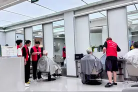 免费为老人理发，这个Tony老师的公益善举一做就是7年图片