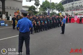 贺龙体育馆大型演出升温，天心城管执法“刚柔并济”图片