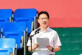 武汉商学院校长彭瑜寄语新生：山再高，往上攀，总能登顶图片