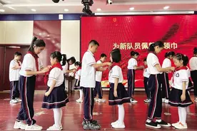 兰州市举行庆祝“六一”国际儿童节暨“红领巾爱祖国”集中入队仪式图片