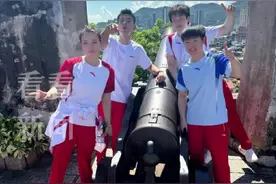 乒羽混双向你开炮！“莎头”“雅思”大炮台欢乐合影图片