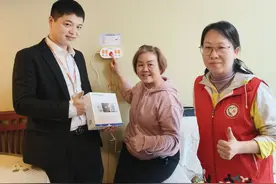 一键搞掂！深圳龙岗坂田推出“AI居家老人紧急求助呼叫器”服务图片