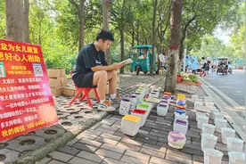 妹妹高位截瘫，许昌17岁男孩摆摊筹集治疗费，陌生人的爱心点亮奇迹之光图片