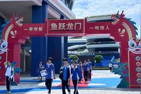 深圳2024中考首日开考 少年执笔书写青春答卷图片