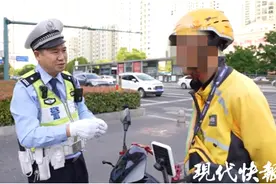 外卖小哥闯红灯被交警拦下后哭了，网友：两人都是好评图片
