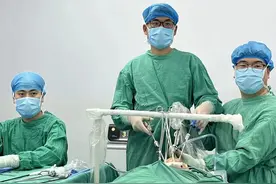 术从口入！医生从嘴里下刀切除甲状腺图片
