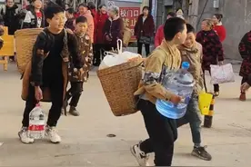 小学生背着“锅碗瓢盆”春游上热搜，希望这份珍贵的快乐能延续下去图片