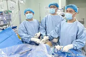 胳膊疼得抬不起来？烟台山医院全镜下肘关节松解术有效减痛去病图片