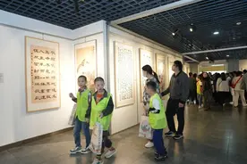 “共享芬芳 共铸美好-中国人保杯寻找最亮的星”全国书画摄影巡展（武汉站）开幕图片