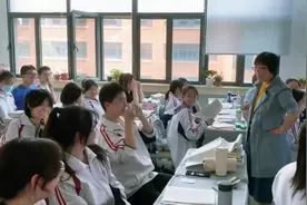 毕业生穿校服回母校偷偷看老师，老师认出后满脸惊喜视频封面