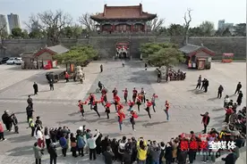 爱尔兰国家舞蹈团泰山脚下跳起踢踏舞图片