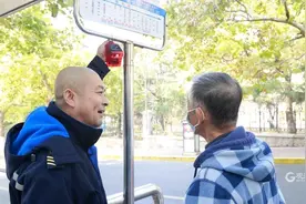 红灯闪，等一等！青岛33路公交站有个“暖心讯号”，照亮乘客冬日回家路图片
