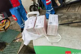 环卫工捡到30万“巨款”！银行认定是假钞，仍获奖励8000元图片