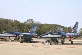 台湾一架“勇鹰”高教机坠海 飞行员跳伞逃生图片