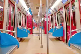 成都地铁1号线上线百花奖主题列车→图片