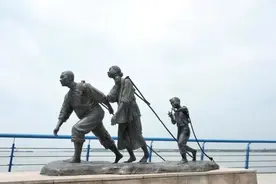 安徽芜湖全城惦念淹没在水中的“一家三口”，这不在设计师于小平创作意图之内图片
