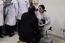 惊险！1厘米铁屑飞进男子左眼，医生巧取异物保住他的视力图片