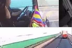 感觉饿了，司机解开安全带去拿吃的，结果出车祸致自己受伤同车人死亡视频封面
