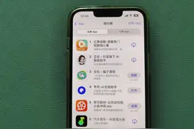 一面是明星呼吁观众去电影院，一面是“土味”短剧霸榜App Store图片