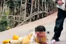 4岁小网红被绊倒竟是摆拍，家长不能“啃小”又“坑小”图片