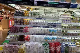 消费放缓、供求失衡，“乳业双雄”营收下滑，如何突围？｜解码中报图片
