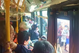 人鼓了！崂山二龙山景区开放 人山人海！水绿如翡翠 花开满枝头 还有古老道观 太陶醉了图片
