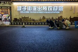 派出所门口抱头蹲下拍照，这真的很难评！图片