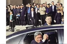 沧州老乡“宝藏校长”王树国，卸任告别场景感动全网图片