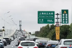 上海长江隧桥返沪方向，拍出了停车场的感觉！网友：“猪肝紫”假期永不缺席图片