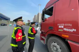 无人机助力 重庆交通执法保障清明假期道路安全图片